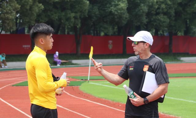 开云网站-戴伟浚场上场下获主帅“优待” 10号位竞争高手如云